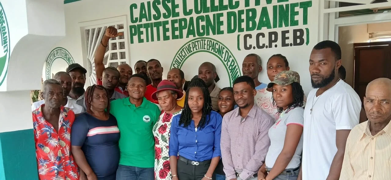 Photo de groupe devant les locaux de la CCPEB